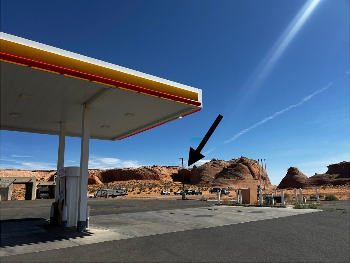 An arrow pointing to the hidden cave in Page, Arizona, behind a Shell gas station.